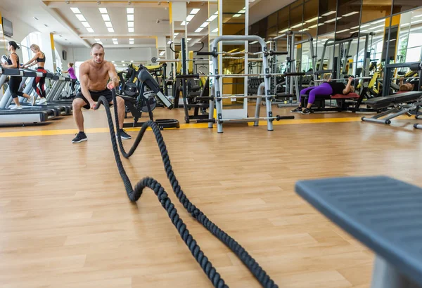 Ajuste Homem Que Trabalha Para Fora Com Cordas Batalha Gym — Fotografia de Stock