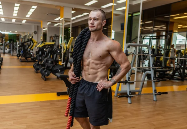 Retrato Hombre Entrenador Muscular Con Torso Desnudo Gimnasio — Foto de Stock