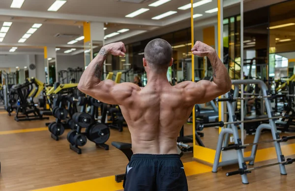 Muscular Culturista Masculino Con Torso Desnudo Posando Gimnasio — Foto de Stock