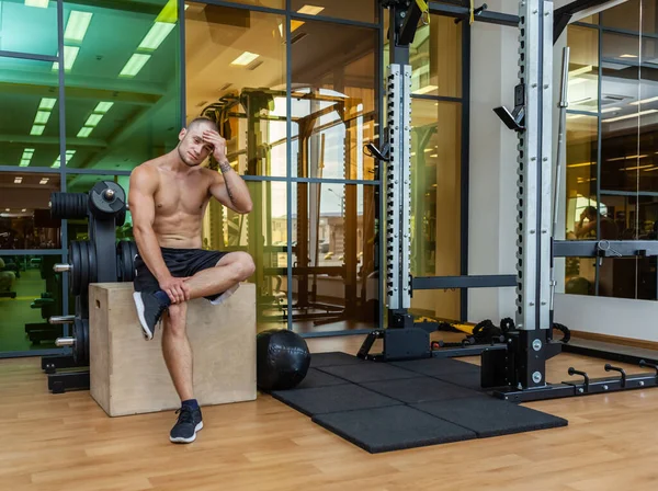 Müder Fitness Mann Sitzt Auf Holzkiste Fitnessstudio — Stockfoto