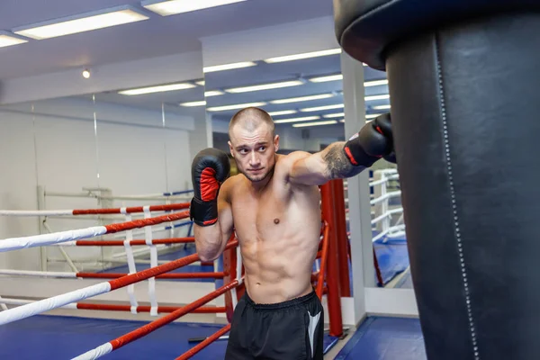 Muskulös Man Med Naken Överkropp Boxningshandskar Boxning Boxningssäck — Stockfoto