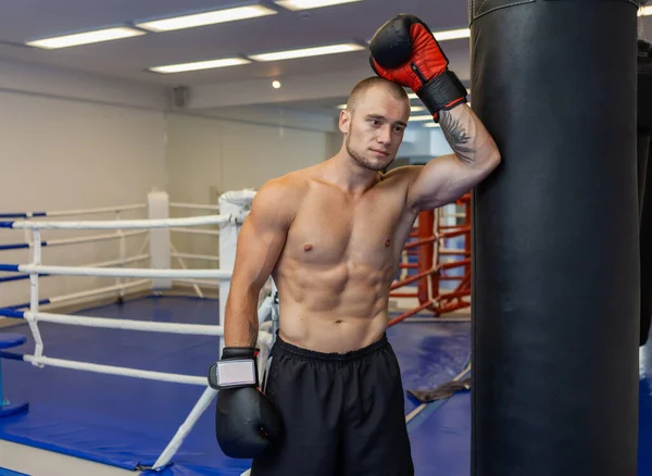 Cansado Boxeador Masculino Apoyó Saco Boxeo Anillo Boxeo —  Fotos de Stock