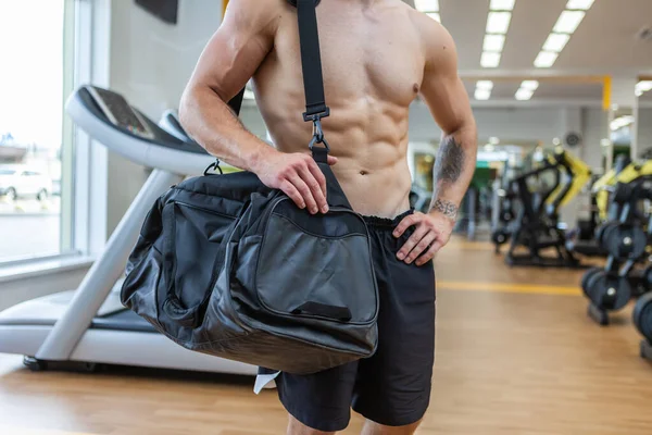 Muscular Male Athlete Training Bag His Shoulder Came Workout Gym — Stock Photo, Image