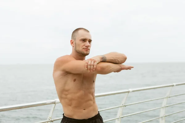 Hombre Musculoso Con Torso Desnudo Haciendo Estiramiento Mano Antes Entrenar —  Fotos de Stock