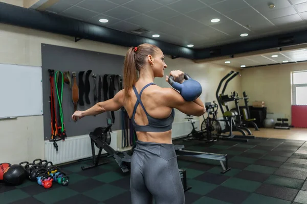 Tânăra Femeie Musculară Trenuri Îmbrăcăminte Sport Kettlebell Sala Sport Conceptul — Fotografie, imagine de stoc