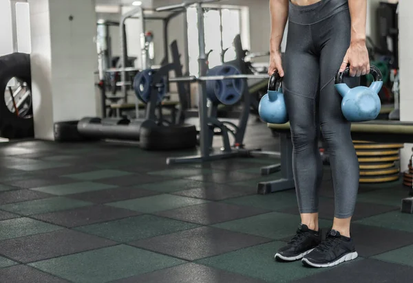 Spor Kıyafetli Genç Kaslı Kadın Spor Salonunda Kettlebell Tutuyor Sağlıklı — Stok fotoğraf