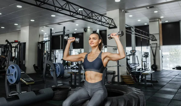 Modern Bir Spor Salonunda Iki Tekerlekli Sandalyede Oturan Kaslı Kadın — Stok fotoğraf