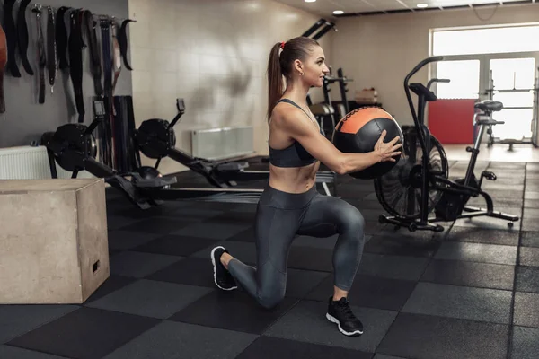 Mujer Joven Forma Cruz Haciendo Ejercicio Con Balón Medicina Gimnasio — Foto de Stock