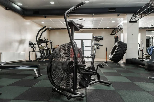 Λειτουργικός Διασταυρούμενος Εξοπλισμός Εσωτερικό Του Σύγχρονου Γυμναστηρίου Ποδήλατο Αέρος Γυμναστήριο — Φωτογραφία Αρχείου