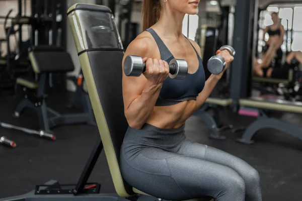 Mujer Atlética Entrena Bíceps Con Pesas Las Manos Gimnasio Estilo —  Fotos de Stock