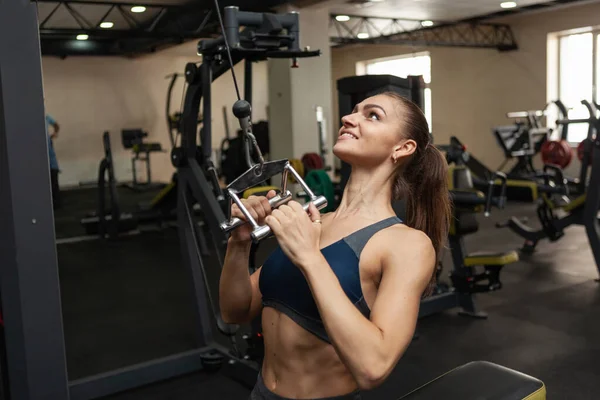 Atletyczna Muskularna Kobieta Ćwiczy Kręgosłup Maszynie Ćwiczeń Wąskim Uchwytem Siłowni — Zdjęcie stockowe