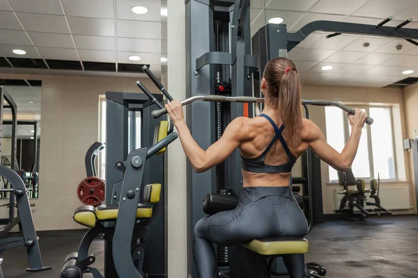 Αθλητική Μυώδης Γυναίκα Που Γυμνάζει Την Πλάτη Της Στο Γυμναστήριο — Φωτογραφία Αρχείου