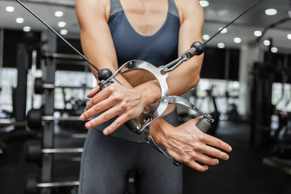 Mulher Atlética Exercitando Músculos Crossover Cabo Máquina Exercício Ginásio Moderno — Fotografia de Stock