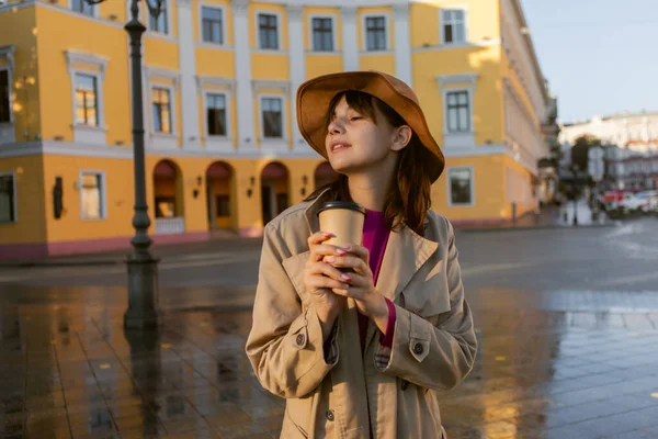 Moda Mulher Segurando Xícara Café Cidade Após Chuva — Fotografia de Stock