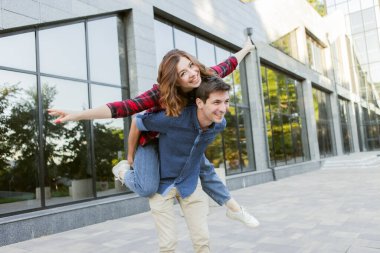 Genç çift dışarıda eğleniyor. Yakışıklı adam kız arkadaşını sırtında taşıyor. Birlikte geçirdiğimiz her anın tadını çıkarıyoruz..