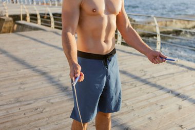 Adam ip atlıyor ve şafakta atlamaya hazırlanıyor.