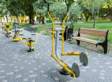 Spor makineli açık hava spor sahası. Sağlıklı yaşam tarzı kavramı