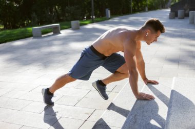 Genç atletik adam antrenmandan önce ısınıyor. Sağlıklı bir yaşam tarzı. Fitness konsepti