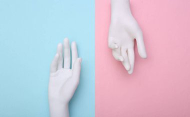Pembe arka planda beyaz manken elleri. Minimalizm. Sanat kavramı
