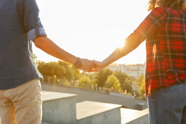 年轻夫妇在日出时牵着手 花时间在一起 爱情的概念 — 图库照片