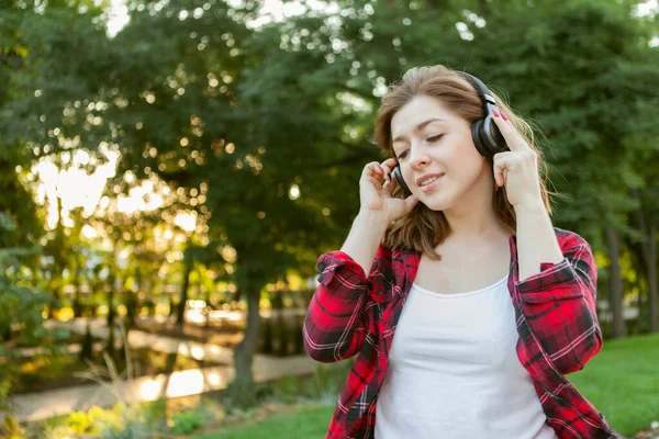 Молодая Веселая Забавная Женщина Слушает Музыку Наушниках Парке Рассвете — стоковое фото