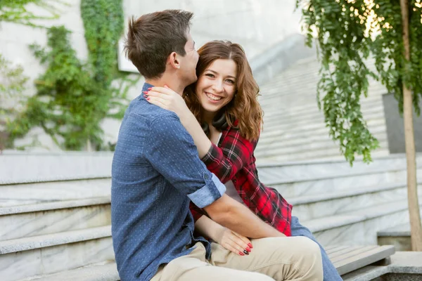 Genç Çekici Aşıklar Birlikte Dışarıda Vakit Geçiriyorlar Mutlu Komik Insanlar — Stok fotoğraf