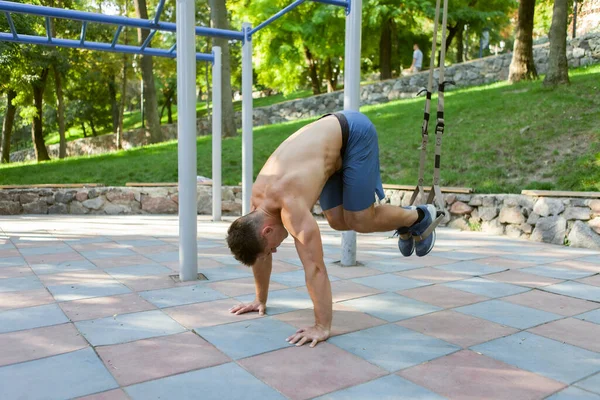 Jovem Homem Bonito Com Torso Treina Com Sistema Resistência Trx — Fotografia de Stock