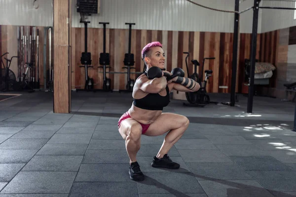 Musculosa Atleta Extraordinaria Con Pelo Corto Color Rosa Entrena Sentadillas — Foto de Stock