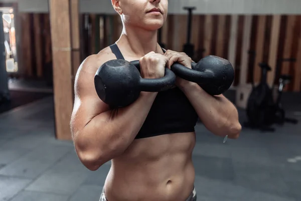 Mulher Atleta Muscular Segurando Kettlebells Pesados Treinamento Funcional Cruzado Ginásio — Fotografia de Stock