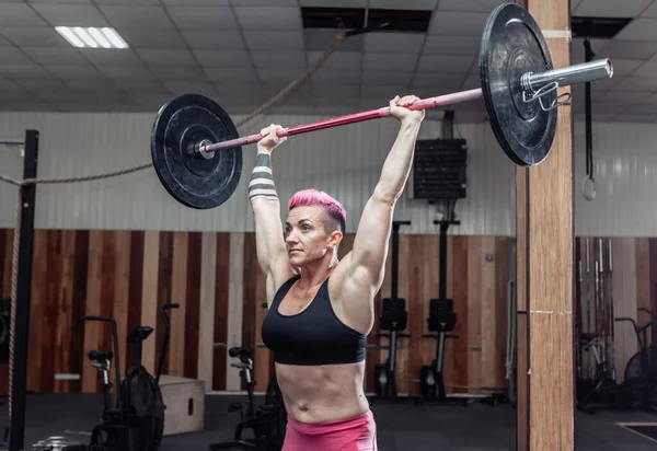 Potente Fuerte Mujer Culturista Haciendo Gastos Generales Con Pesadas Barras — Foto de Stock