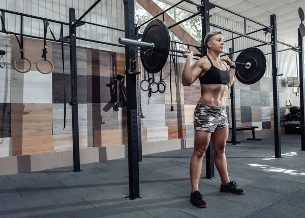 Modern Bir Spor Salonunda Omuzlarında Halterle Genç Kaslı Bir Kadın — Stok fotoğraf