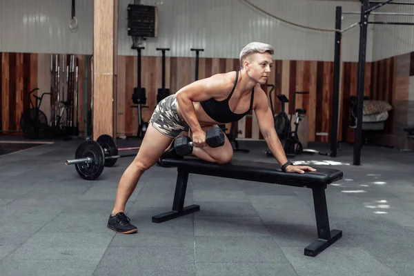 Atletik Kadın Tek Eliyle Dambıl Sırığı Egzersizi Yapıyor Sırt Kası — Stok fotoğraf