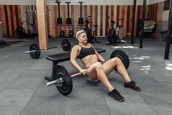 Genç Atletik Güçlü Kadın Bacaklarında Ağır Bir Halterle Briç Egzersizi — Stok fotoğraf