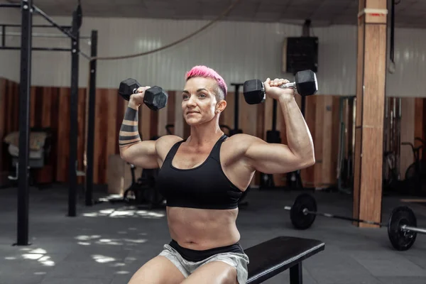 Mulher Forte Atlética Treina Músculos Ombro Com Halteres Suas Mãos — Fotografia de Stock