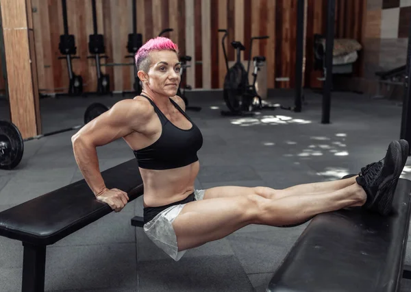 Musculosa Atlética Mujer Entrena Tríceps Espalda Flexiones Bancos Gimnasio —  Fotos de Stock