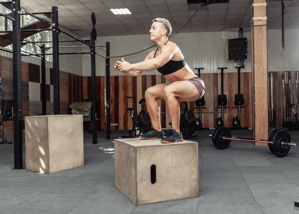 Mujer Deportiva Haciendo Saltos Caja Gimnasio Deportiva Saltando Caja Madera — Foto de Stock