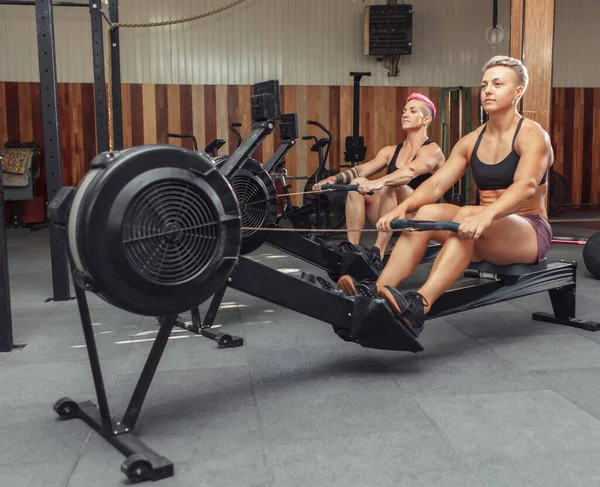Spiersportieve Vrouwen Trainen Trainingssimulator Crossfit Fitnessruimte Sportvrouwen Die Trainen Roeimachines — Stockfoto