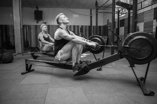 Spiersportieve Vrouwen Trainen Trainingssimulator Crossfit Fitnessruimte Sportvrouwen Die Trainen Roeimachines — Stockfoto