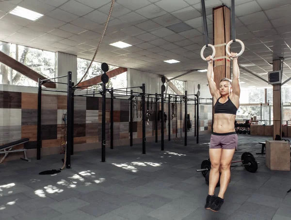 Modern Çapraz Spor Salonunda Jimnastik Yüzükleriyle Egzersiz Yapan Atletik Bir — Stok fotoğraf