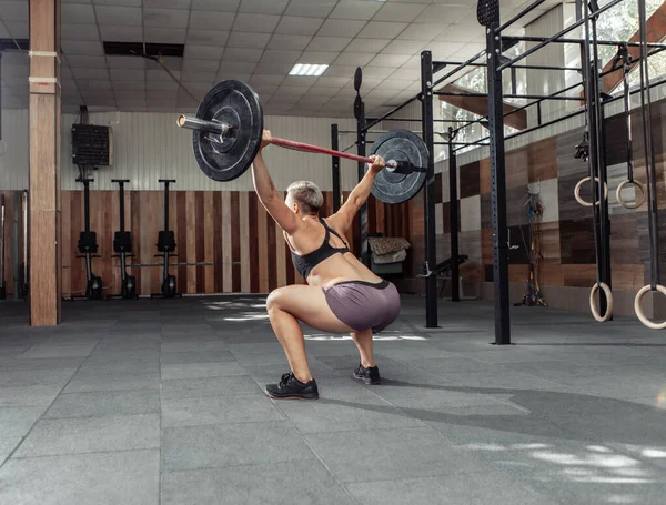 Krachtige Sterke Vrouw Bodybuilder Doen Overhead Met Zware Lange Halter — Stockfoto