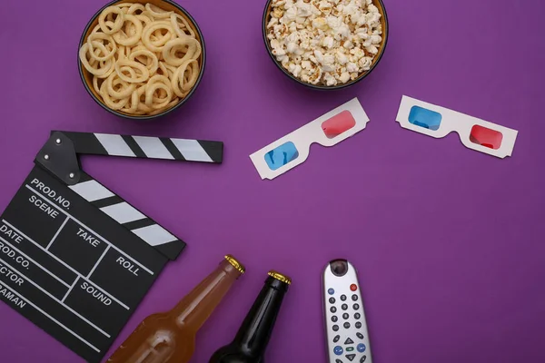 Filmzeit Filmklappbrett Gläser Bierflaschen Snacks Filmrolle Auf Lila Hintergrund Ansicht — Stockfoto