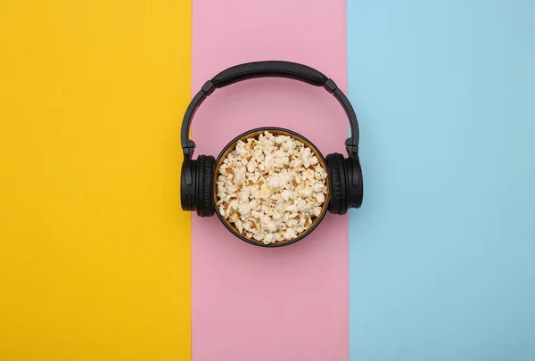 Popcorn Schale Mit Steloo Kopfhörern Auf Farbigem Pastell Hintergrund — Stockfoto