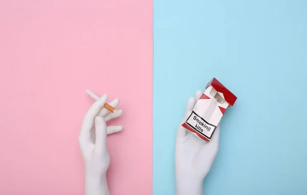 Weiße Schaufensterpuppenhände Halten Zigaretten Mit Packung Auf Rosa Blauem Hintergrund — Stockfoto