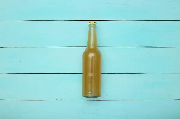 Fles Licht Bier Blauwe Houten Ondergrond Bovenaanzicht — Stockfoto