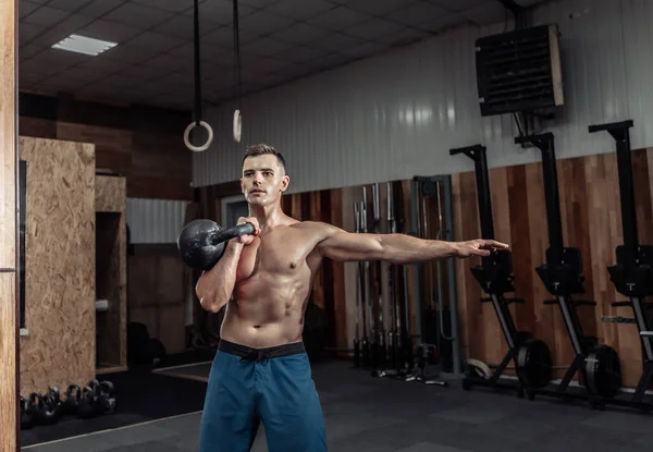 Spierkrachtige Man Traint Met Zware Kettlebell Cross Fit Fitnessruimte Functionele — Stockfoto