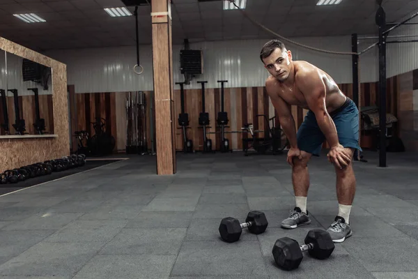 Retrato Atleta Masculino Cansado Después Intenso Entrenamiento Pesado Gimnasio — Foto de Stock