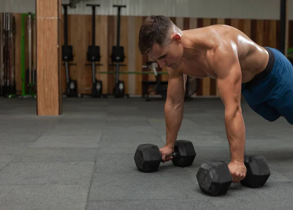 Muscular Poderoso Hombre Haciendo Flexiones Con Mancuernas Gimnasio —  Fotos de Stock