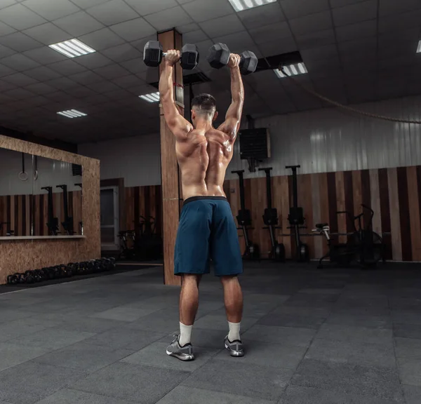 Potente Atlético Hombre Entrenando Los Músculos Los Hombros Con Pesadas —  Fotos de Stock