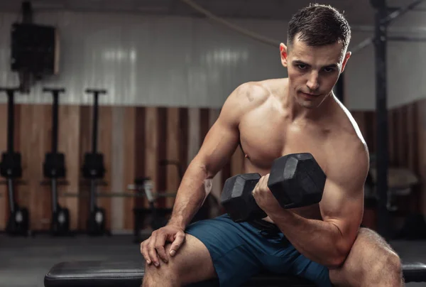 Sportowiec Ćwiczący Ciężkimi Hantlami Skoncentrowany Biceps Treningowy Siedzący Ławce Siłowni — Zdjęcie stockowe