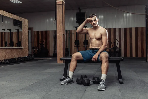 Müder Athletischer Mann Ruht Sich Nach Einem Intensiven Training Auf — Stockfoto